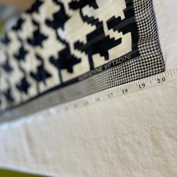 ADRIENNE VITTADINI 100% silk scarf, 20'' X 20''. «Pied de Poule» pattern. - Picture 4 of 9